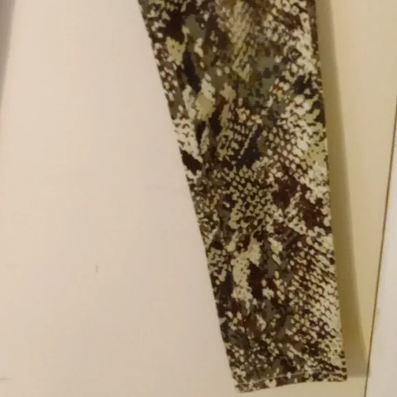 Etienne Marcel🌸gorgeous snake print design jeans. - Picture 8 of 10